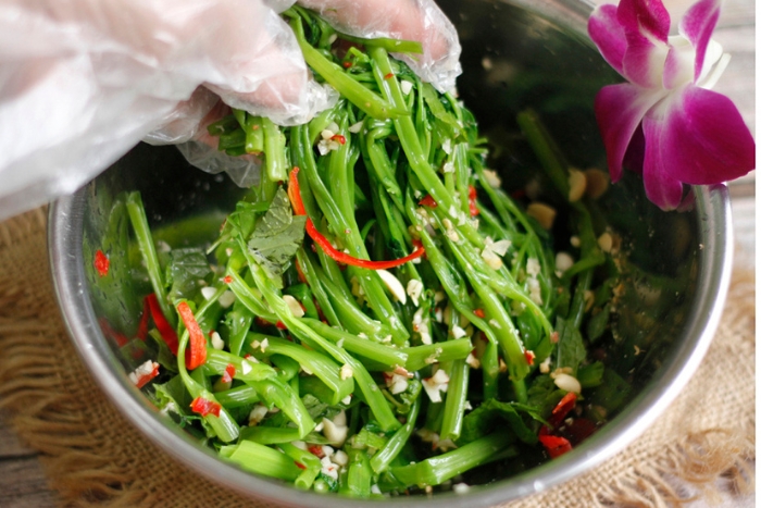 Morning glory vegetable salad 